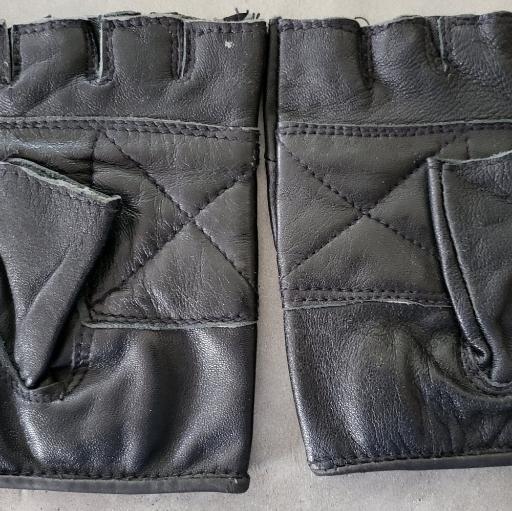NWOT BLACK Med Leather GLOVES
